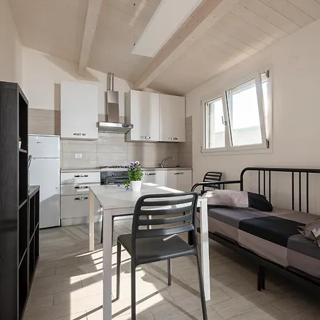 La Rondine Aparthotel *