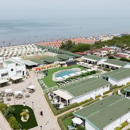 La Rondine Aparthotel *